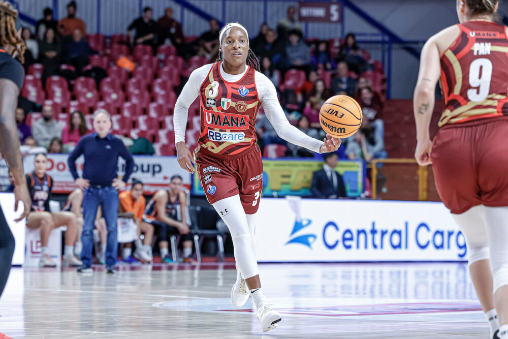 Basket femminile, la Reyer Venezia batte nettamente la Dinamo Sassari e rimane in vetta alla classifica in Serie A1