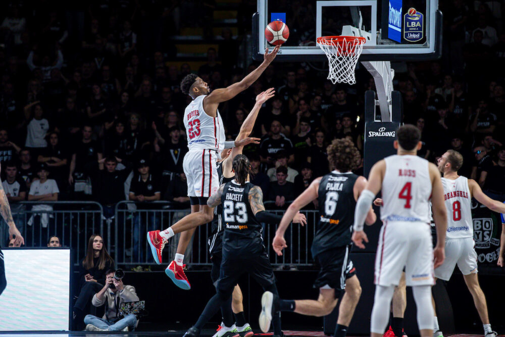 Basket, la Virtus scappa ma Trieste ribalta tutto e vince. La classifica si fa cortissima