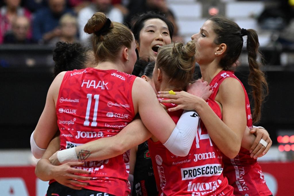 LIVE Conegliano Dentil Praia Clube, Mondiale per club volley femminile in DIRETTA: si fa subito sul serio con le brasiliane