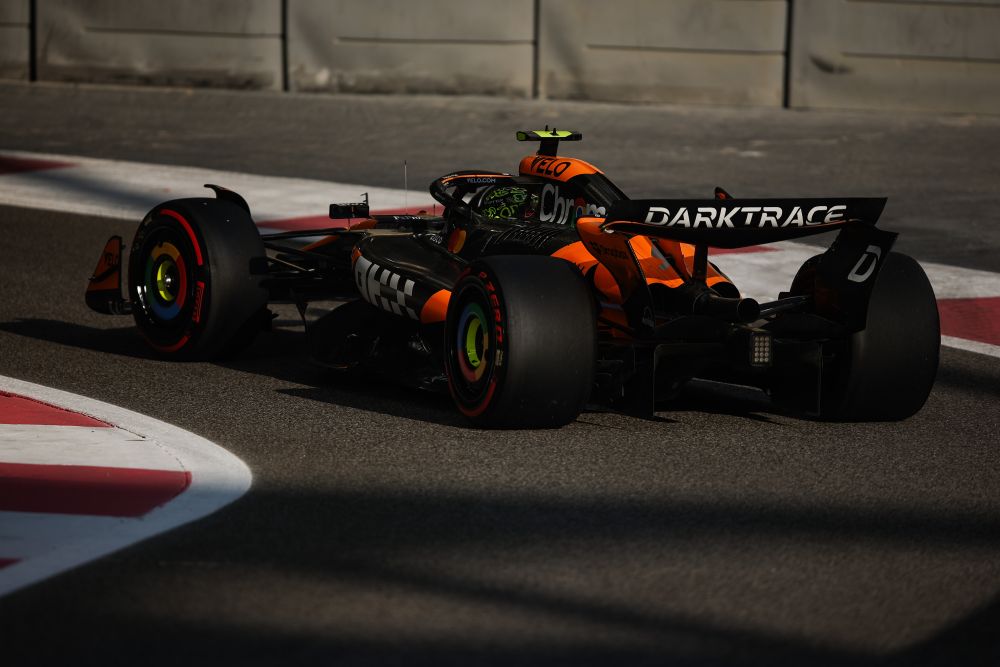 Lando Norris in pole ad Abu Dhabi davanti a Piastri, Sainz in seconda fila, Leclerc partirà ultimo