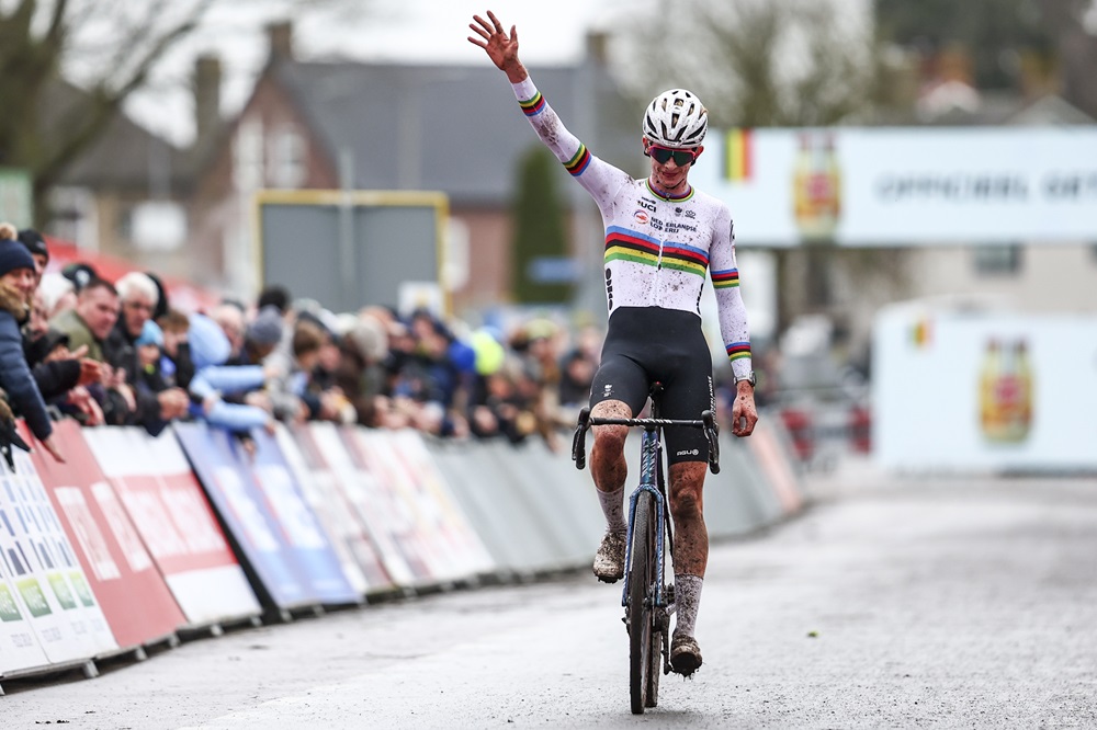 Ciclocross, Tibor Del Grosso domina alla van der Poel nella gara U23 di Besançon. Italiani lontani