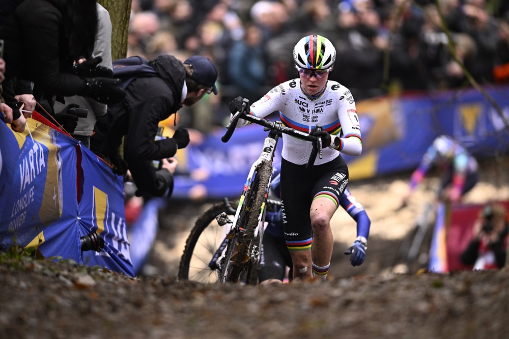 Ciclocross, Fem Van Empel domina a Gavere. Lucinda Brand allunga in classifica di Coppa del Mondo