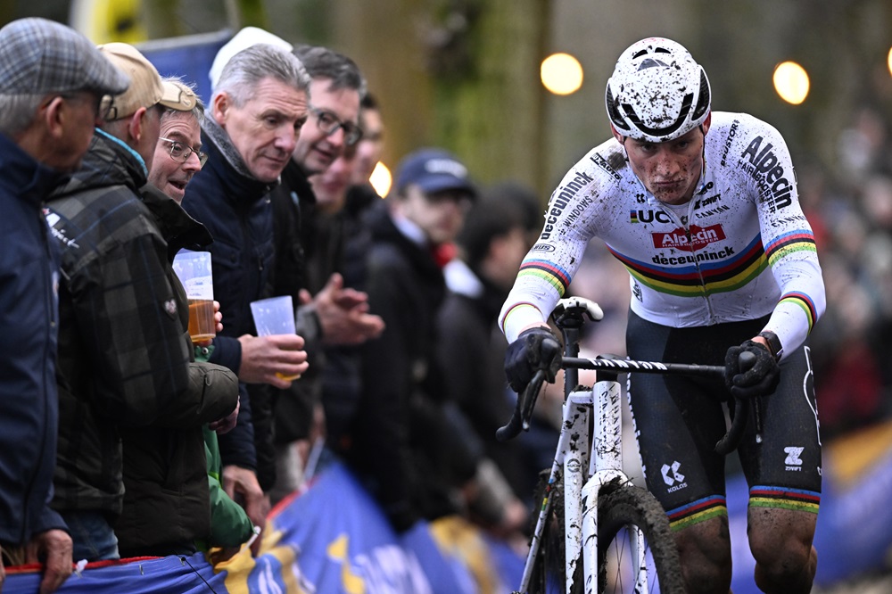 Ciclocross, van der Poel stravince anche a Gavere. Vanthourenhout è secondo e allunga in Coppa del Mondod