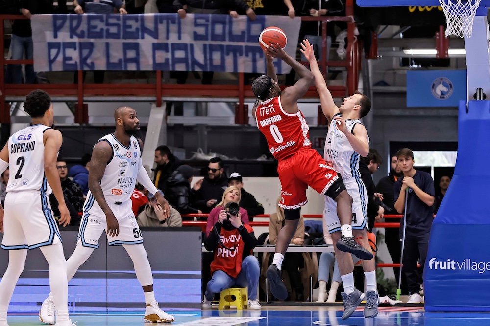 Basket, Serie A: Napoli perde ancora, Reggio Emilia soffre ma vince