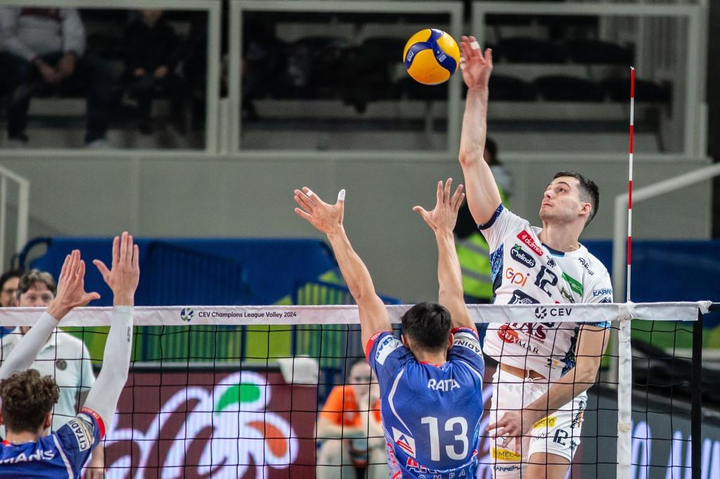 Volley, dolce sconfitta per Trento: perde 3 2 con il Sada Cruzeiro ma è primo nel girone. Brasiliani in bilico