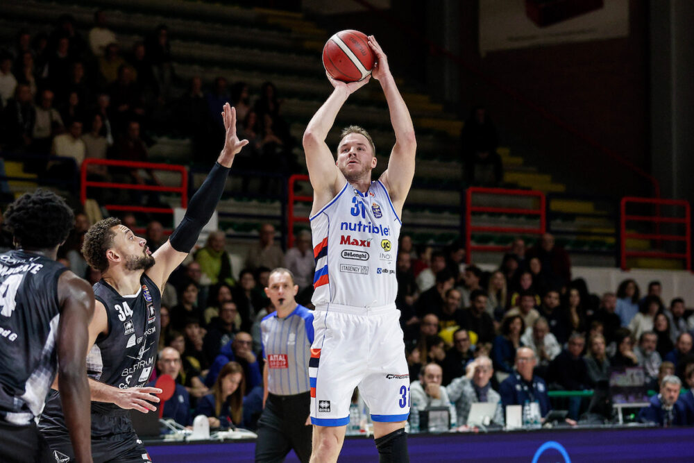 Basket, Treviso batte a domicilio Tortona in Serie A. Alibegovic e Galloway trascinano Trapani contro Pistoia