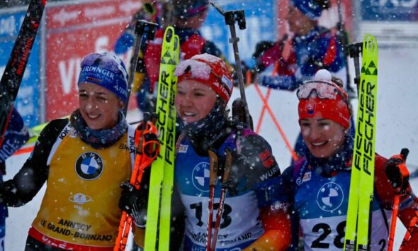 Podio mass start femminile Le Grand Bornand