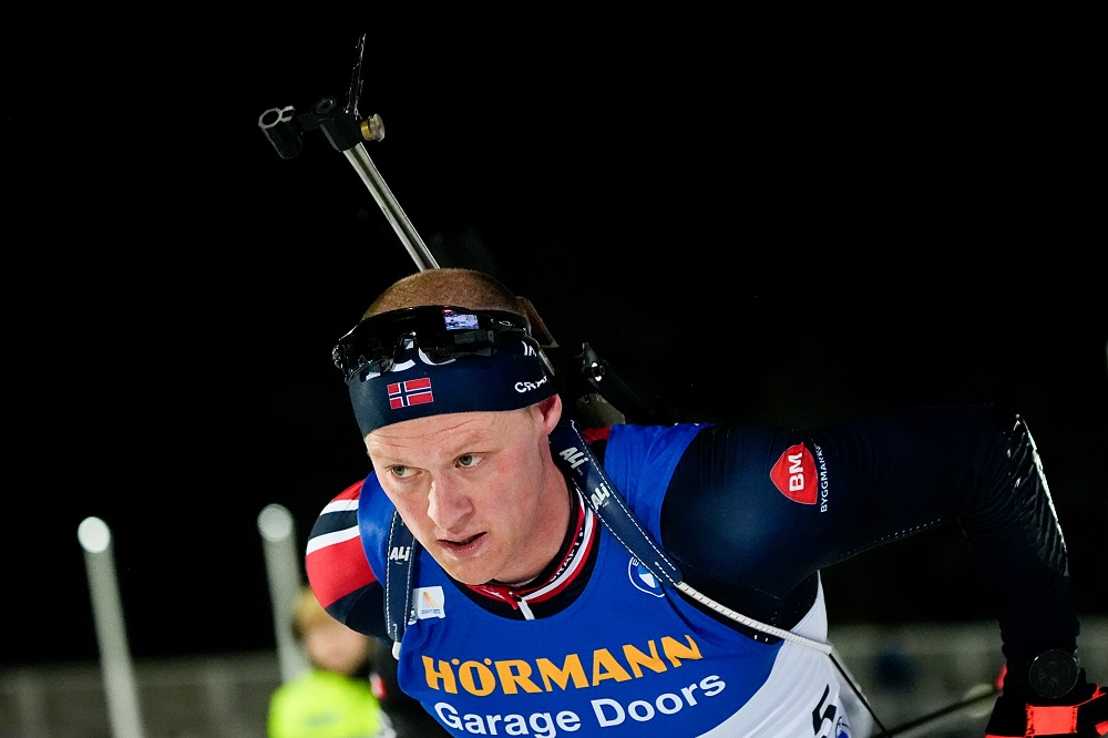 Biathlon, tris norvegese nella short individual di Kontiolahti, Johannes Boe cede a Stroemsheim