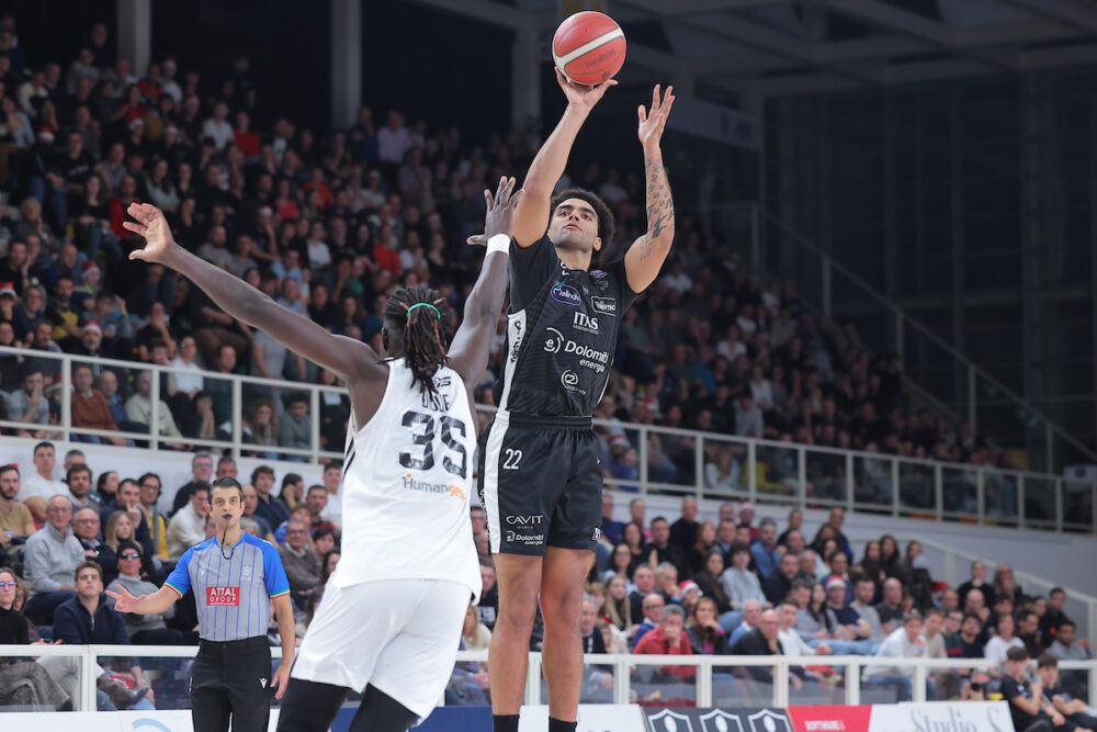 Basket, Reggio Emilia batte nettamente Varese in Serie A. Trento piega la Virtus Bologna in rimonta