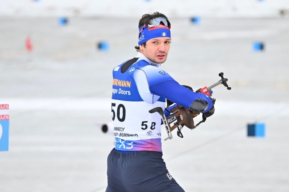 Biathlon, Martin Uldal esplode e batte Johannes Boe nella sprint di Le Grand Bornand. Giacomel nei 10