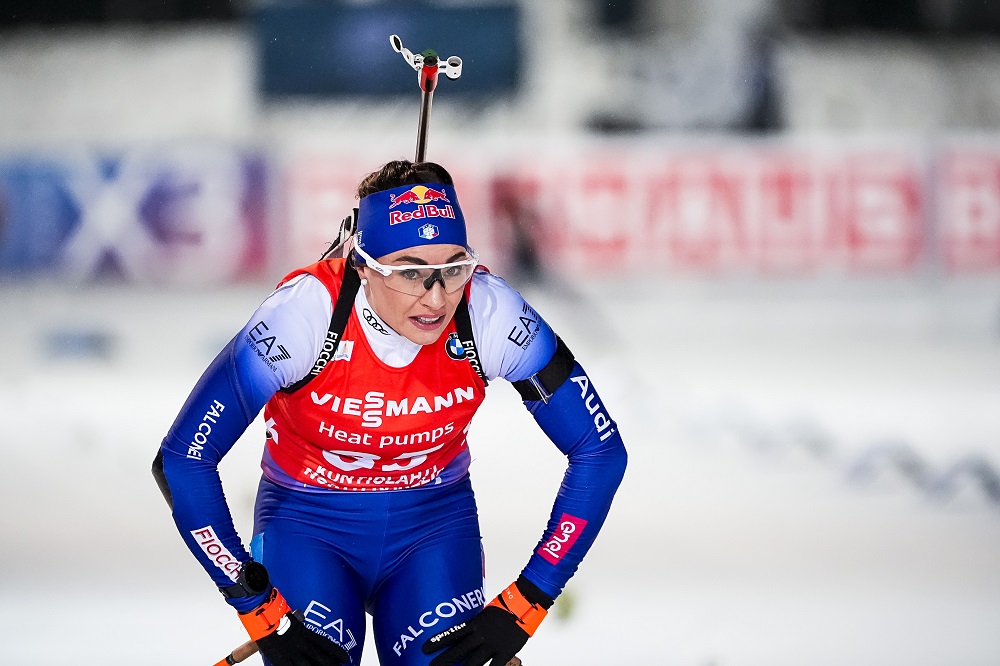 Biathlon, Elvira Oeberg trionfa nella Mass Start a Kontiolahti. Ottima sesta Dorothea Wierer