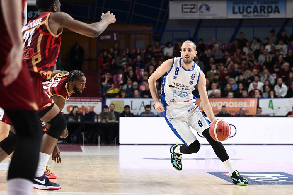 Basket, colpi esterni di Brescia e Tortona. Prima vittoria di Napoli nel derby, Sassari batte Treviso