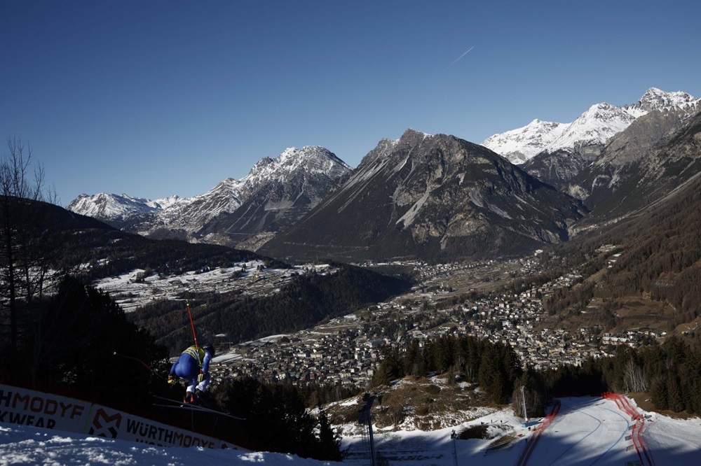 Dopo le cadute e le polemiche è il giorno della discesa di Bormio. Paris ci prova, Odermatt vuole prendersi anche la Stelvio