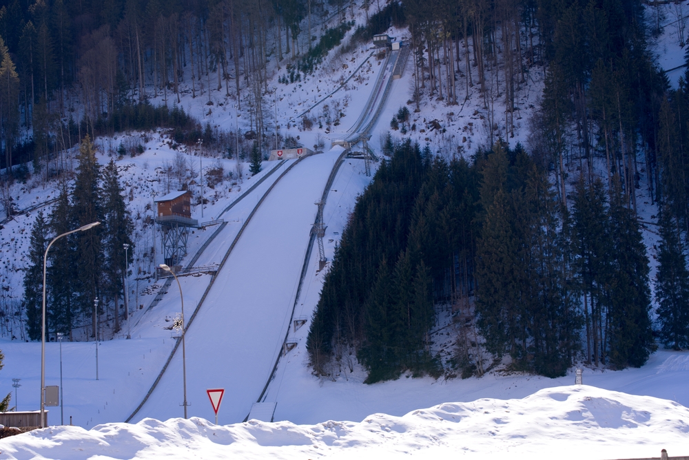 Salto con gli sci: a Engelberg cancellata la gara femminile. Prima serie interrotta, c’erano buone speranze azzurre