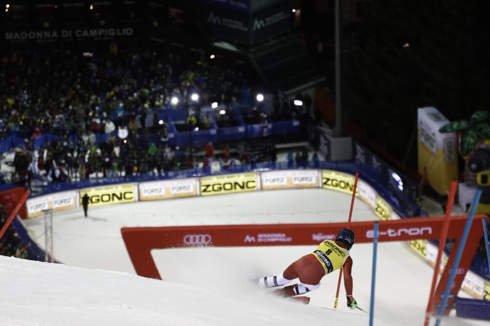 Sci alpino, Coppa del Mondo Madonna di Campiglio 2025: orari, tv, streaming. C’è lo slalom in notturna