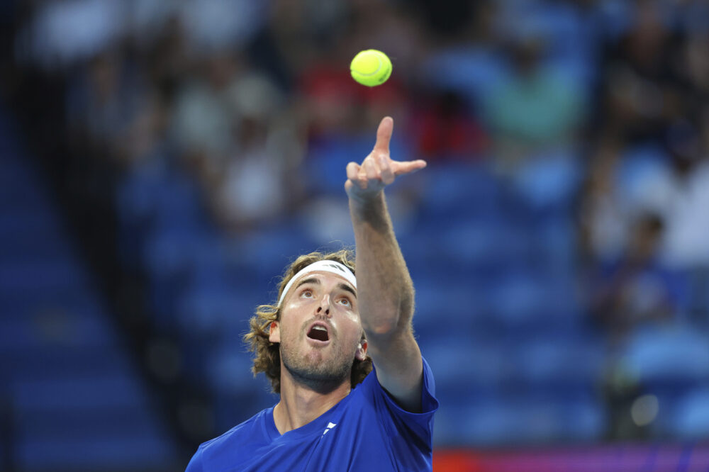 L’onestà di Tsitsipas: “Non avrei dovuto vincere con Sinner a Montecarlo, ero stato fortunato”