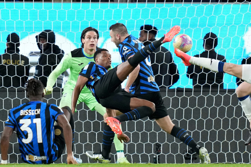 L’Inter batte l’Atalanta e vola in finale di Supercoppa Italiana. Decisiva la doppietta di Dumfries