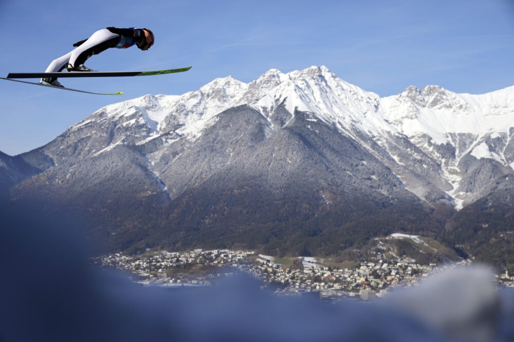 Tournée 4 Trampolini, Kraft vince a Innsbruck davanti a Hoerl e Tschofenig. Estremo equilibrio nella generale