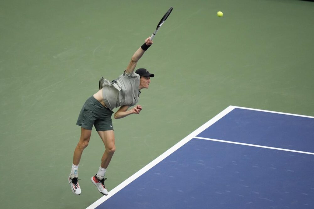 Jannik Sinner, la vigilia del debutto: tra l’allenamento con Frances Tiafoe e il burraco