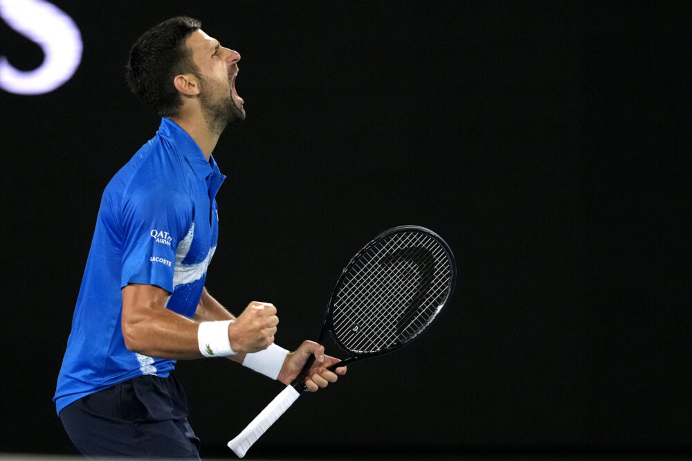 Novak Djokovic non brilla, ma batte in quattro set Faria: il serbo accede al terzo turno degli Australian Open