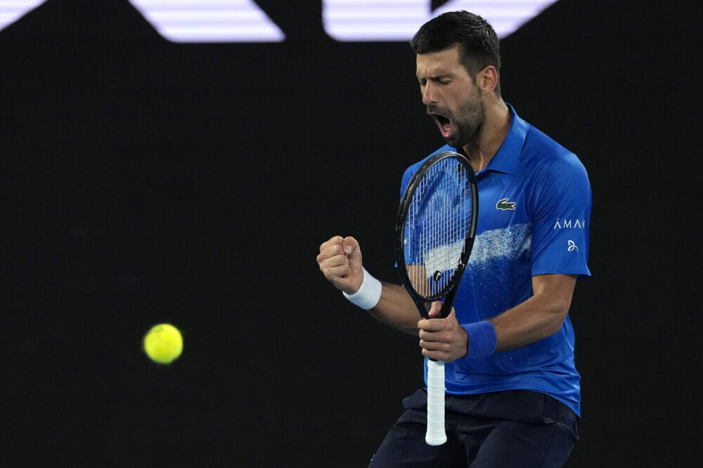 Novak Djokovic al secondo turno degli Australian Open senza brillare. Basavareddy vince un set, poi cala