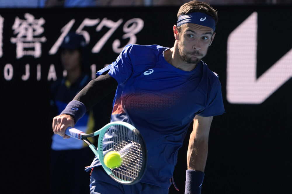 Lorenzo Musetti emerge dalla maratona con Arnaldi: un derby sporco agli Australian Open