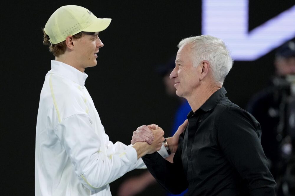 Sinner fa ridere tutti agli Australian Open. Il siparietto con McEnroe: “Non sono come te…”