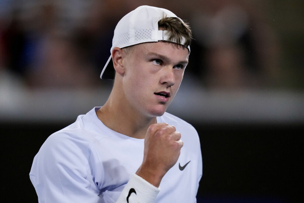 ATP Acapulco, Holger Rune e Frances Tiafoe approdano agli ottavi di finale. Pacheco Mendez sorprende