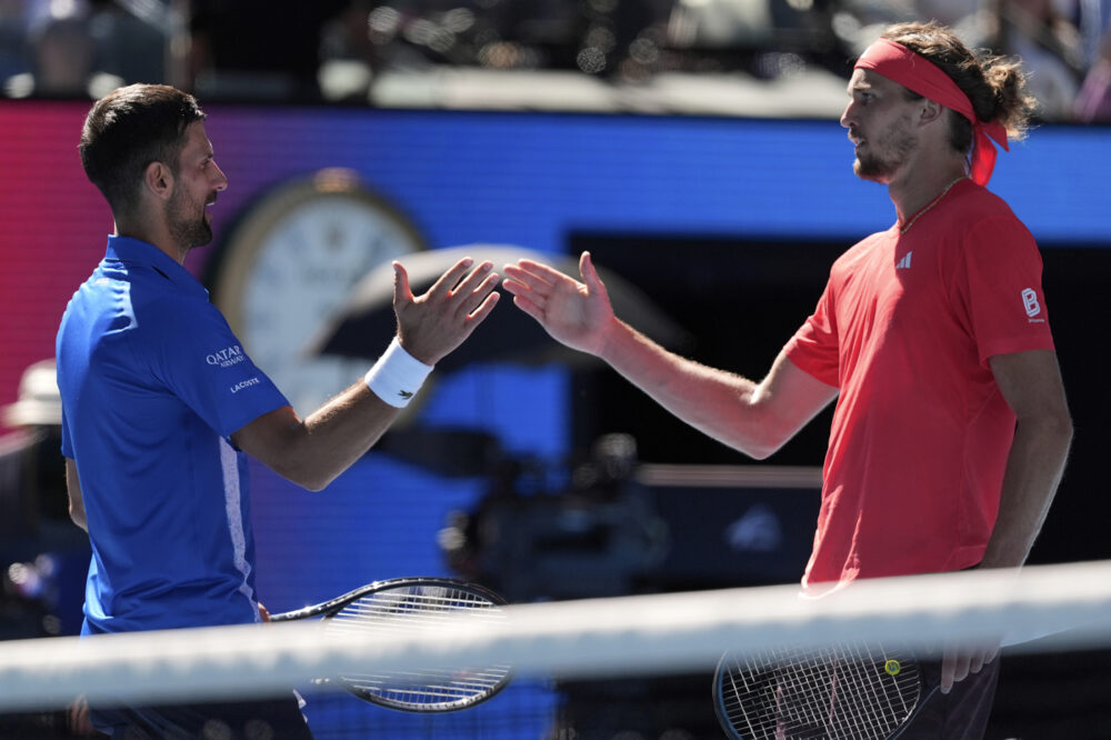 Novak Djokovic spiega il ritiro: “Avevo uno strappo”. E tiferà Zverev in finale: “Merita il primo Slam”