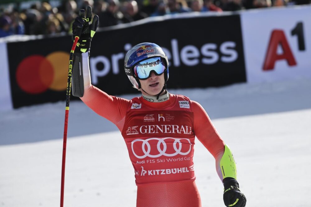 La prima volta di Marco Odermatt a Kitzbuehel: è suo il superG. Casse e Franzoni in top 10, fuori Paris