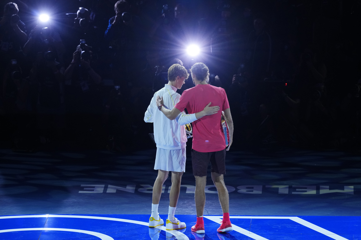 Jannik Sinner consola Alexander Zverev prima della premiazione degli Australian Open: “A Sascha ho detto…”