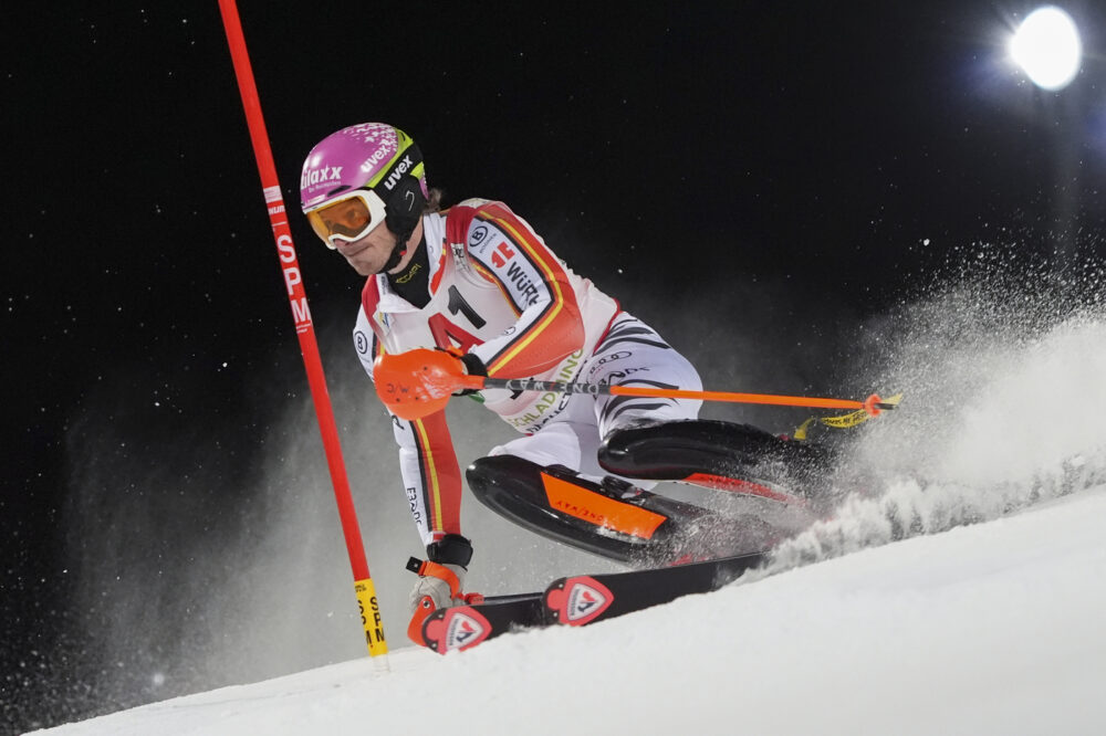 Linus Strasser in testa dopo la prima manche dello slalom di Schladming. Vinatzer non brilla