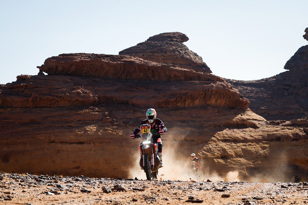 Adrien Van Baveren conquista la quinta tappa tra le moto nella Dakar. Sanders rimane in vetta alla classifica generale