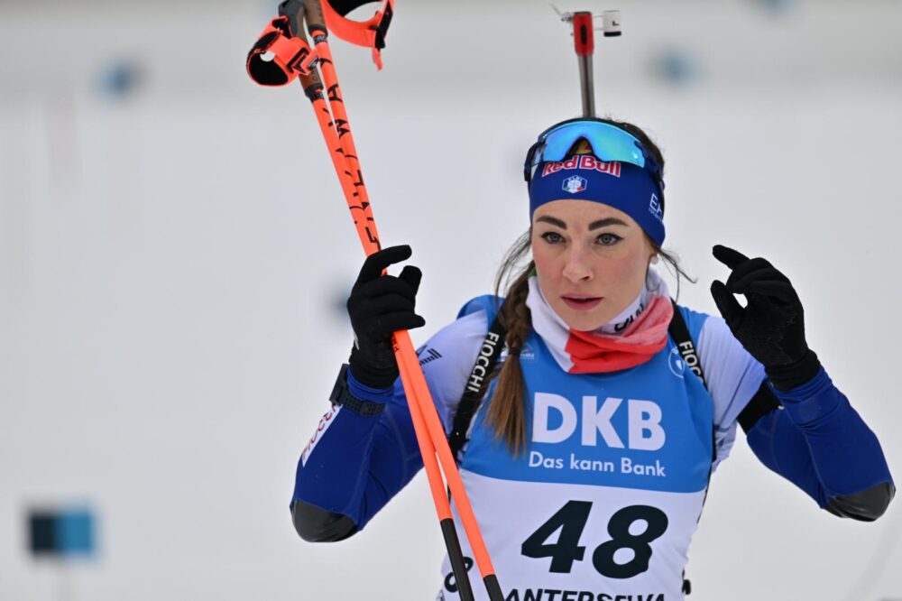 LIVE Biathlon, Staffetta mista Mondiali 2025 in DIRETTA: Giacomel rovina tutto, Italia giù dal podio. Francia d’oro