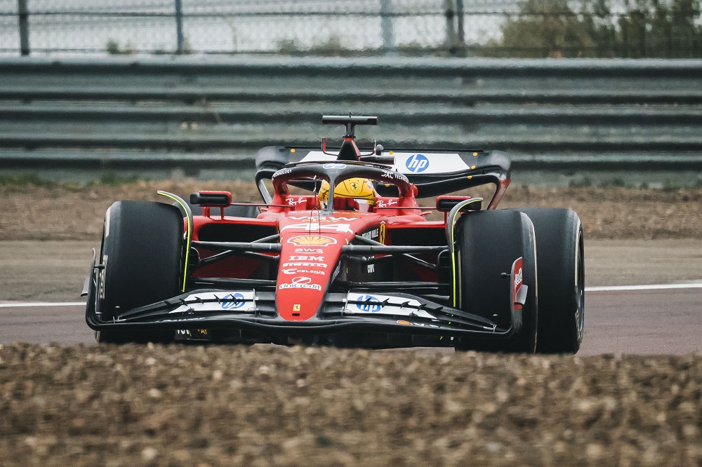 F1, Lewis Hamilton debutta in pista con la Ferrari: casco giallo, al volante della SF 23 a Fiorano