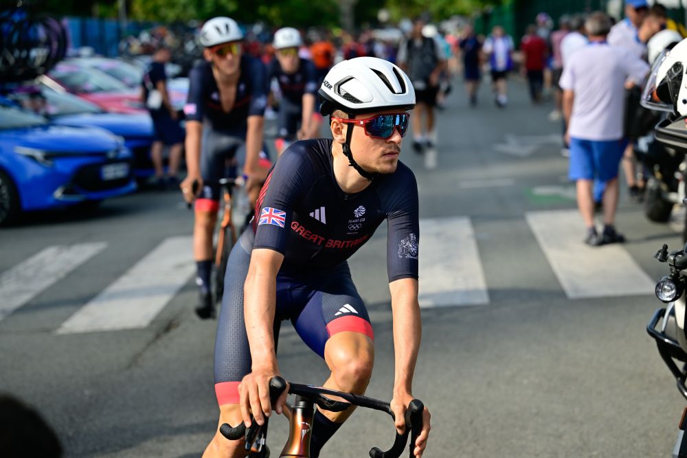 Tom Pidcock trionfa nella tappa più attesa dell’AlUla Tour. Bene Fancellu. La sintesi