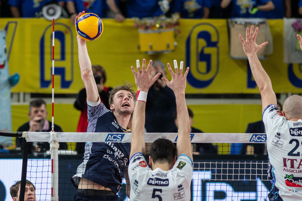 Volley, Milano batte Monza in un derby al cardiopalma: primo set a quota 42, Reggers sugli scudi