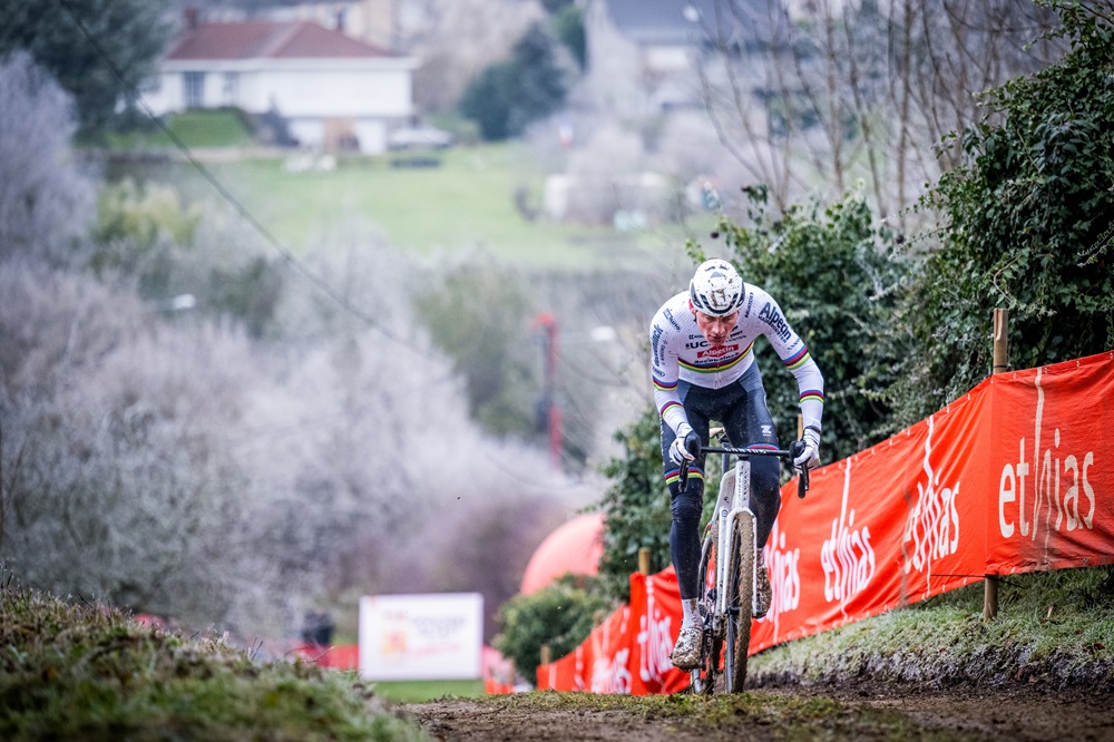 Mathieu van der Poel domina a Hooghereide, Vanthourenhout vince la Coppa del Mondo