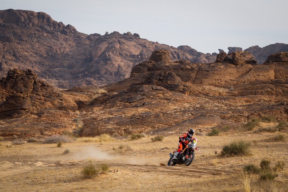 Daniel Sanders domina il settimo stage della Dakar 2025 e allunga nella classifica generale delle moto