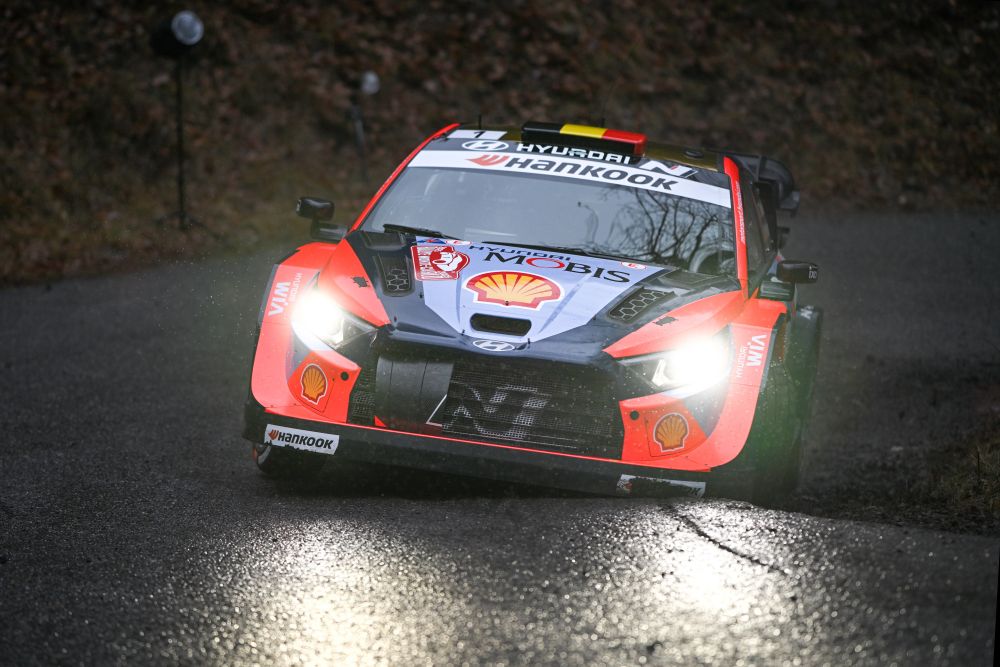 Rally Montecarlo 2025, Neuville leader dopo la prima giornata. Ogier sbaglia ma resta in agguato