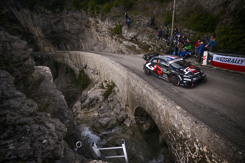 Sebastien Ogier centra la decima al Rally di Monte Carlo davanti ad Elfyn Evans ed Adrien Fourmaux