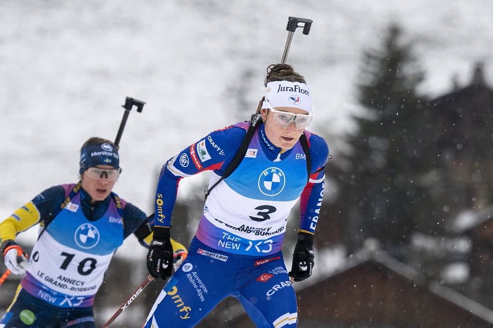 Biathlon, Jeanmonnot vince l’inseguimento femminile a Oberhof, Elvira Oeberg da record. 16ª Wierer