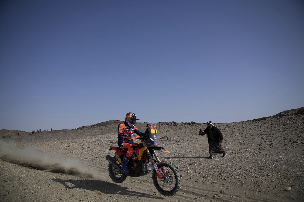 Luciano Benavides conquista la quinta tappa tra le moto nella Dakar. Sanders rimane in vetta alla classifica generale