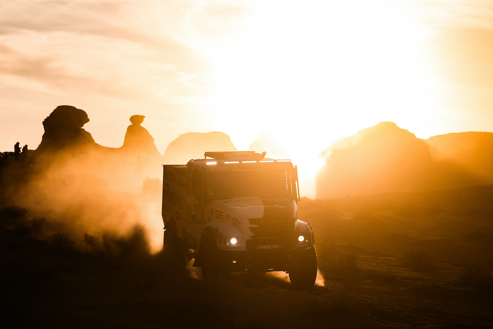 Dakar 2025: Macik vince anche il quinto stage e vola nella classifica generale. Guai per Loprais