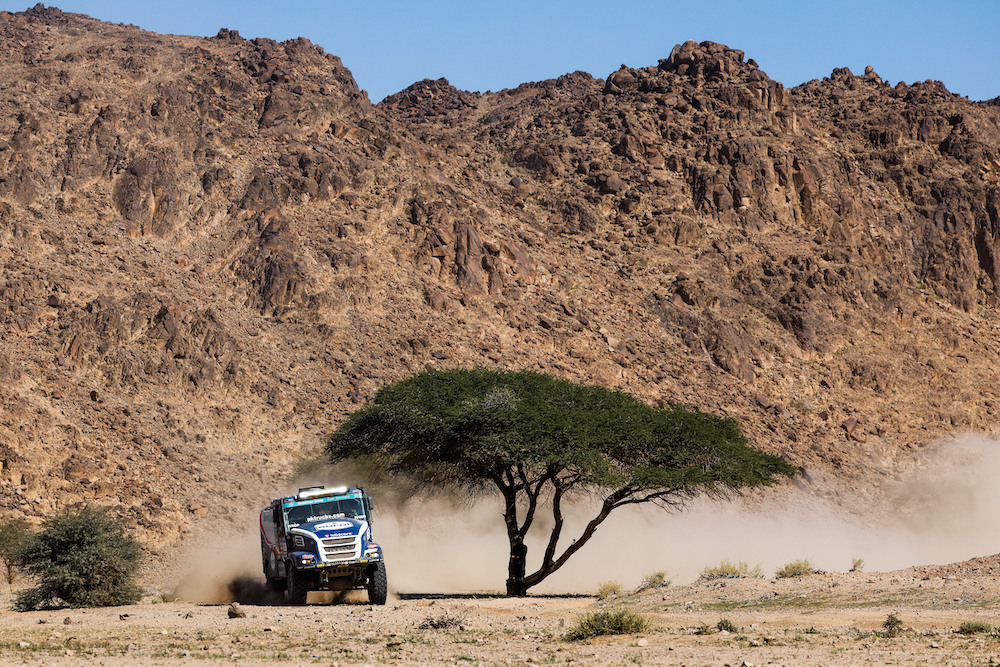 Dakar 2025: Mitchel van den Brick trionfa tra i camion nella prima tappa, secondo Loprais