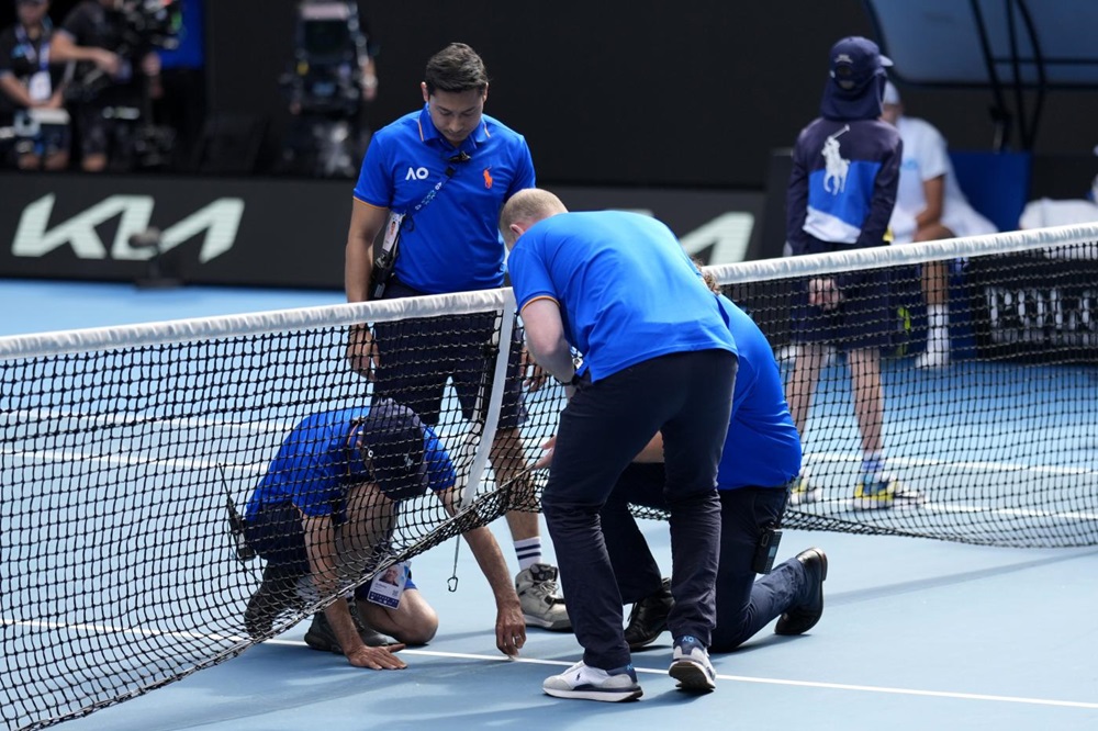 Sinner spacca la rete: partita interrotta con Rune, cosa è successo agli Australian  Open