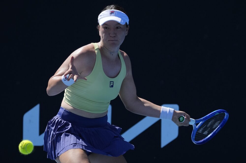 WTA Abu Dhabi 2025: prima vittoria stagionale per Lulu Sun, il caso strano di Veronika Kudermetova