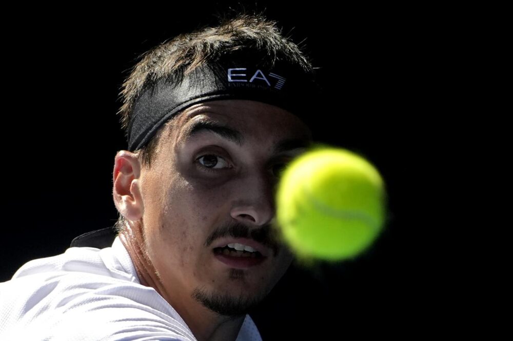 ATP Dubai 2025: Lorenzo Sonego battuto da Tsitsipas al primo turno