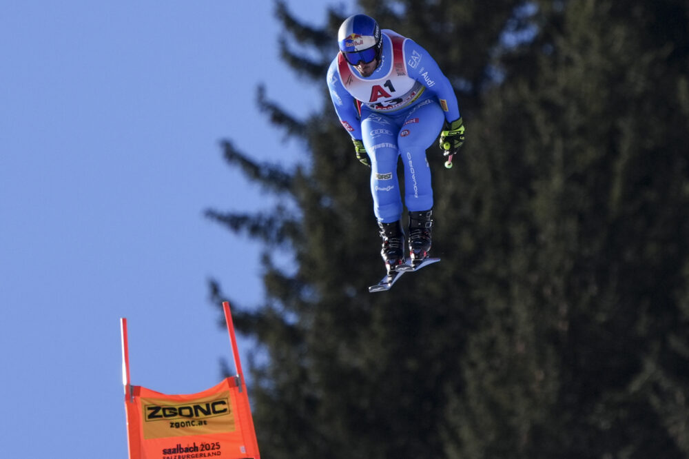 LIVE Sci alpino, superG Mondiali 2025 in DIRETTA: Odermatt domina, Paris a 16 centesimi dal bronzo