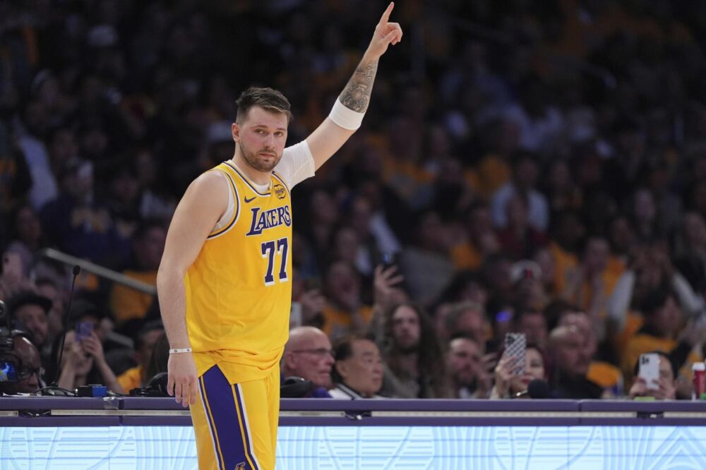 NBA, i risultati della notte (23 febbraio): Luka Doncic trascina i Lakers, vincono i Suns, Rockets battuti